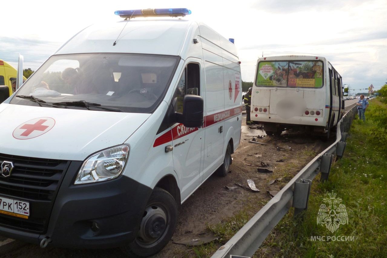 Девять человек пострадали при столкновении иномарки с автобусом под Балахной